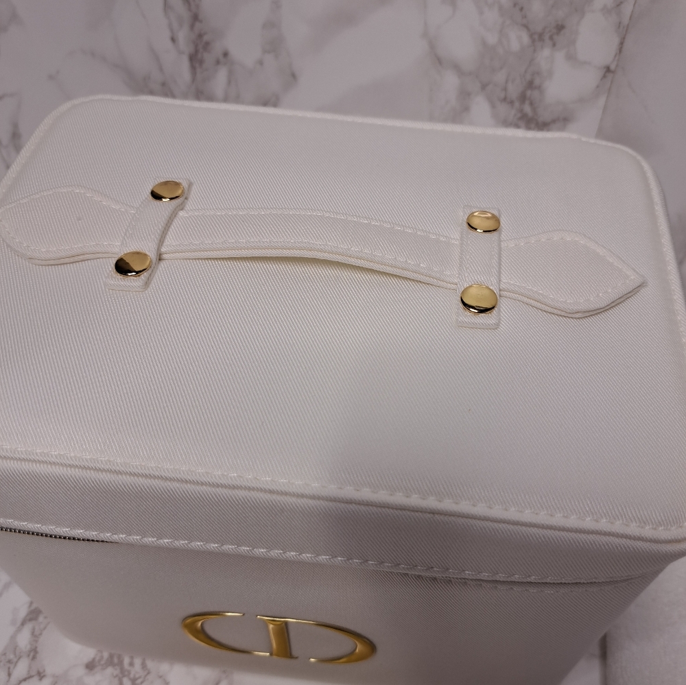 Dior White Vanity Case, Hand Towel, Headband And 15 ml Capture Totale Hyalushot - Picture 5 of 14